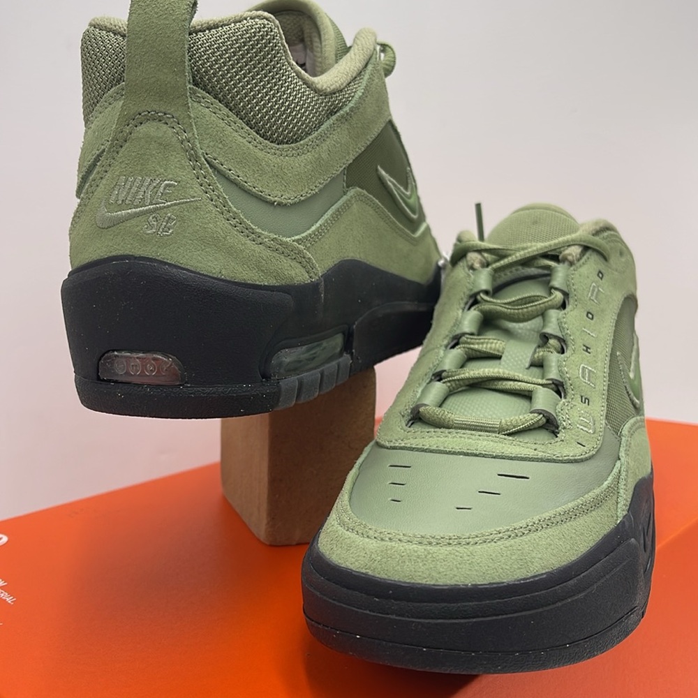 Nike Men’s Green Retro-Inspired Sneakers with Rugged Sole - Picture 8 of 16